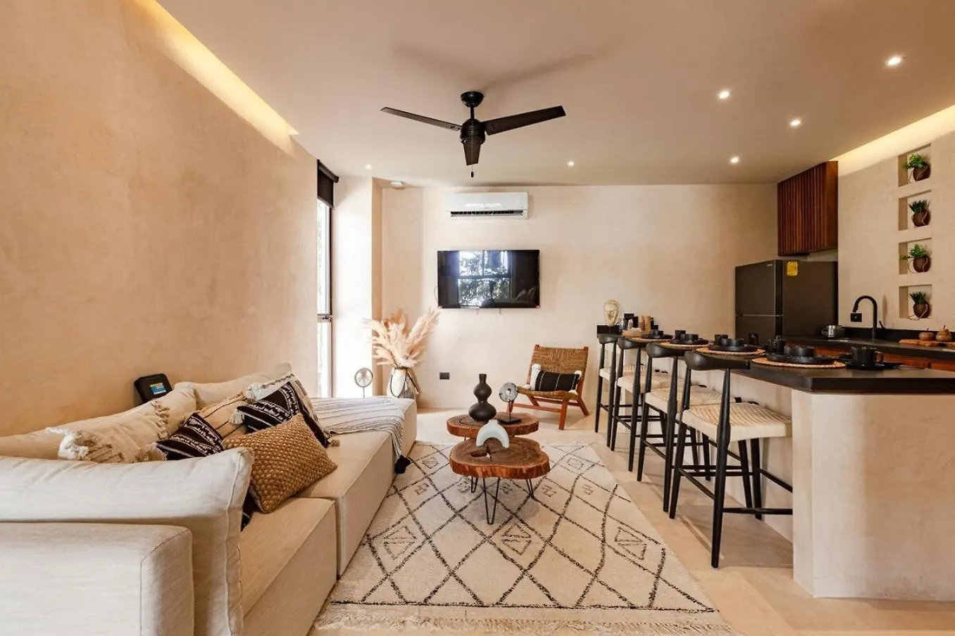 Luxe Jungle Apt 10Min To Beach Hot Tub King